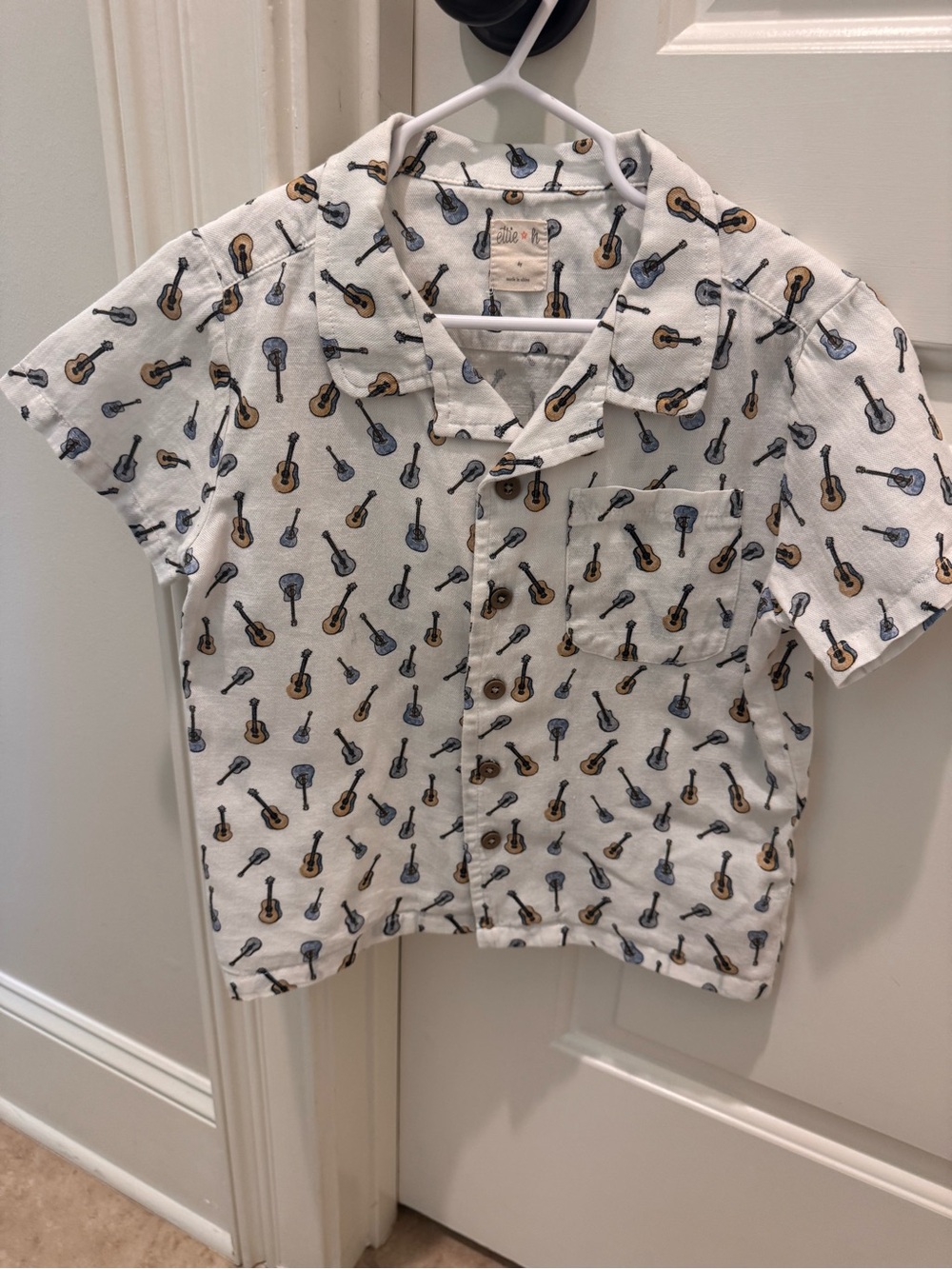 Boys short sleeve guitar print shirt. Size 4y.
